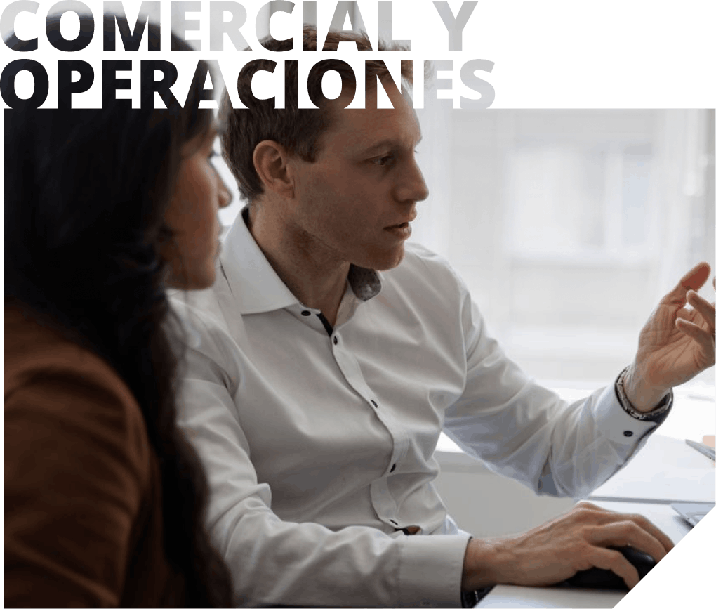 Hombres y mujeres discuten soluciones comerciales en una oficina.